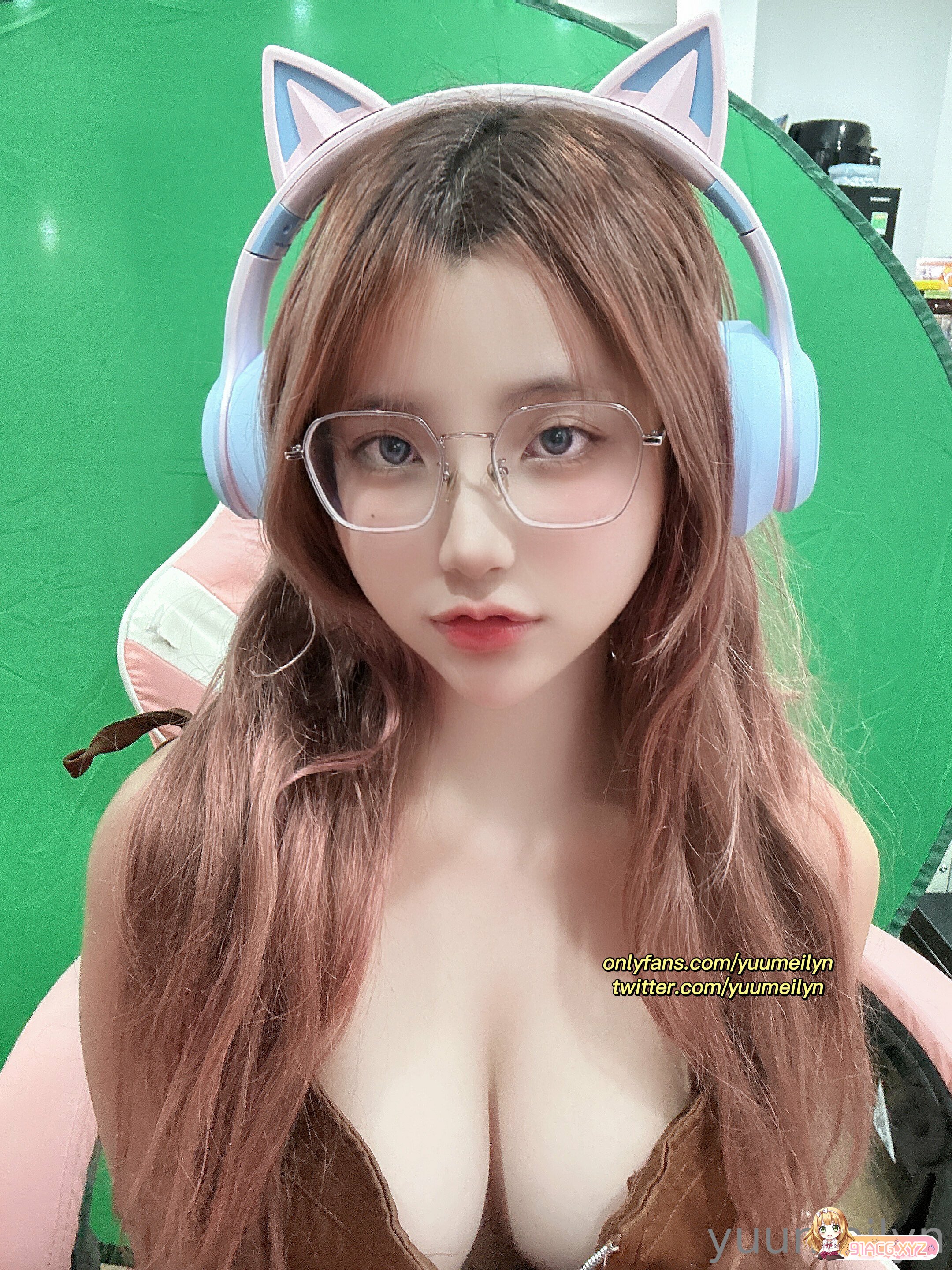 2023-05-02-Prepare to go live streaming game and thought I look cute so-4.jpg
